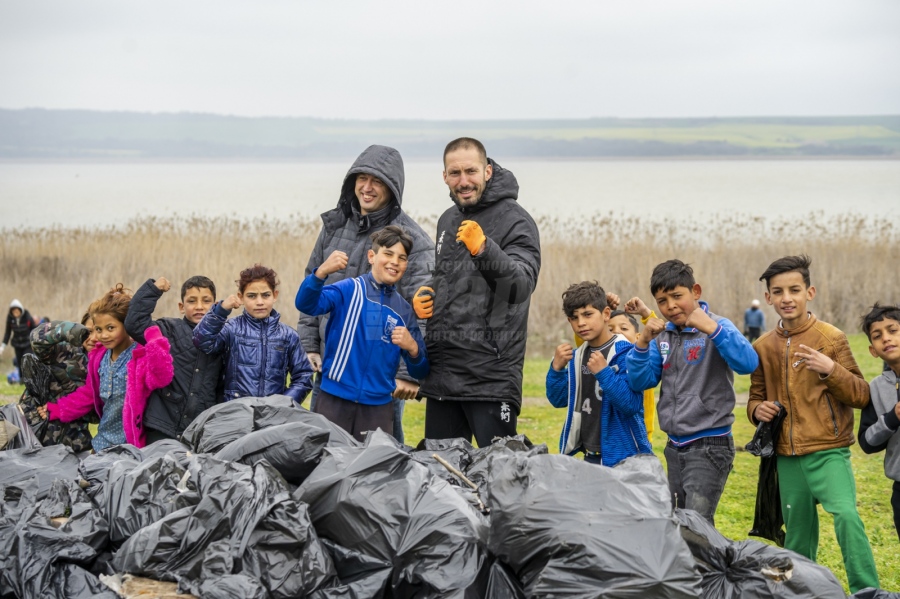 Жителите на Горно Езерово чистиха брега на езеро „Вая“